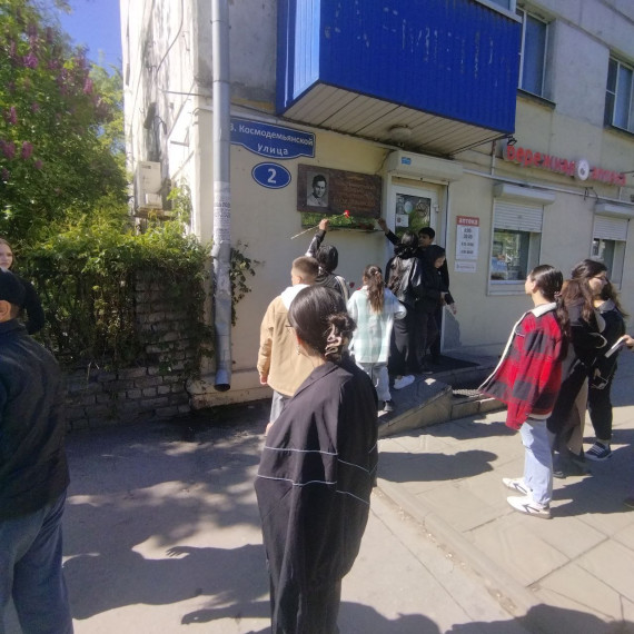 Учащиеся нашей школы возложили цветы и провели митинг.